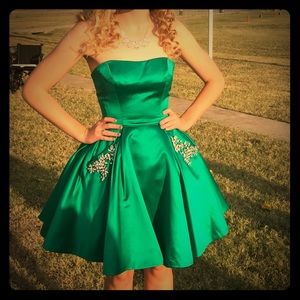 Sherri Jill short emerald  with rhinestone pockets